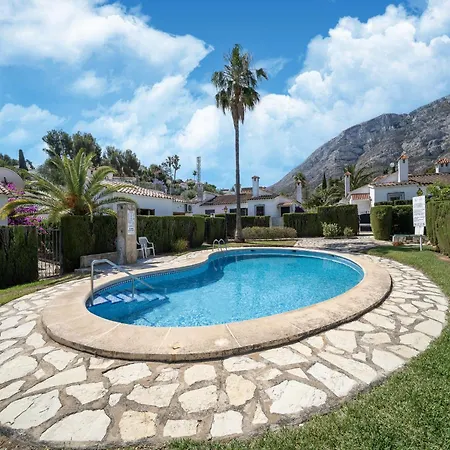 In With Pool & Garden Holiday home